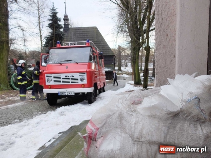 Zdjęcie w galerii na portalu naszraciborz.pl: Strażacy uratowali przed zalaniem zabytkowy drewniany kości&oacute;łek w Pietrowicach Wielkich wiadomości z regionu