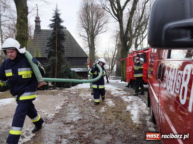Zdjęcie w galerii na portalu naszraciborz.pl: Strażacy uratowali przed zalaniem zabytkowy drewniany kości&oacute;łek w Pietrowicach Wielkich wiadomości z regionu