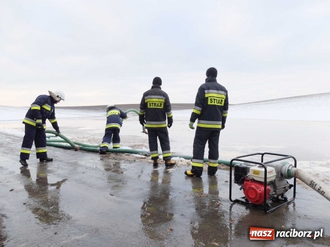 Zdjęcie w galerii na portalu naszraciborz.pl: Strażacy uratowali przed zalaniem zabytkowy drewniany kości&oacute;łek w Pietrowicach Wielkich wiadomości z regionu