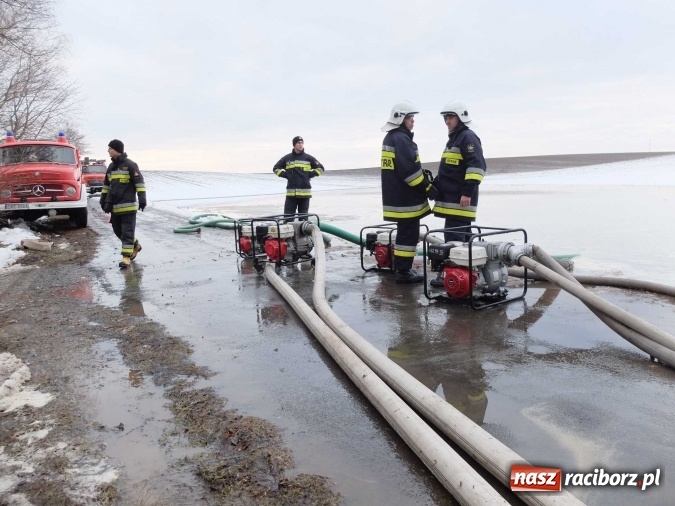 Zdjęcie w galerii na portalu naszraciborz.pl: Strażacy uratowali przed zalaniem zabytkowy drewniany kości&oacute;łek w Pietrowicach Wielkich wiadomości z regionu