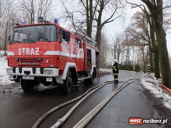 Zdjęcie w galerii na portalu naszraciborz.pl: Strażacy uratowali przed zalaniem zabytkowy drewniany kości&oacute;łek w Pietrowicach Wielkich wiadomości z regionu