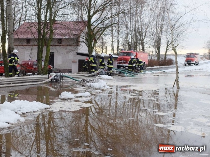 Zdjęcie w galerii na portalu naszraciborz.pl: Strażacy uratowali przed zalaniem zabytkowy drewniany kości&oacute;łek w Pietrowicach Wielkich wiadomości z regionu