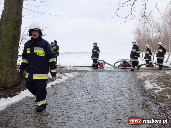 Zdjęcie w galerii na portalu naszraciborz.pl: Strażacy uratowali przed zalaniem zabytkowy drewniany kości&oacute;łek w Pietrowicach Wielkich wiadomości z regionu
