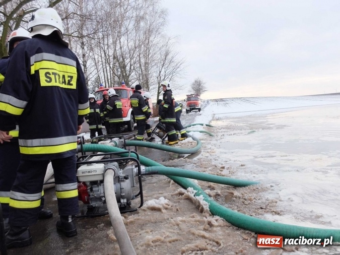 Zdjęcie w galerii na portalu naszraciborz.pl: Strażacy uratowali przed zalaniem zabytkowy drewniany kości&oacute;łek w Pietrowicach Wielkich wiadomości z regionu
