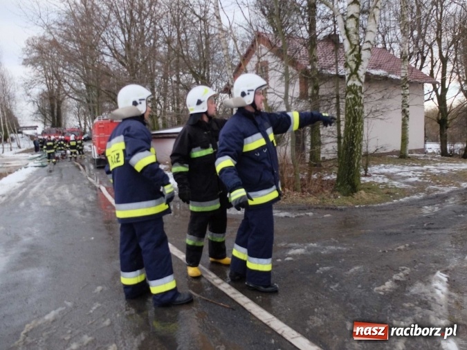 Zdjęcie w galerii na portalu naszraciborz.pl: Strażacy uratowali przed zalaniem zabytkowy drewniany kości&oacute;łek w Pietrowicach Wielkich wiadomości z regionu
