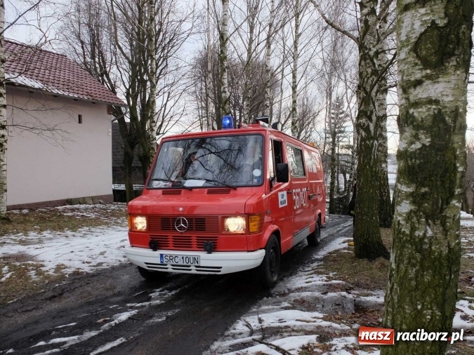Zdjęcie w galerii na portalu naszraciborz.pl: Strażacy uratowali przed zalaniem zabytkowy drewniany kości&oacute;łek w Pietrowicach Wielkich wiadomości z regionu