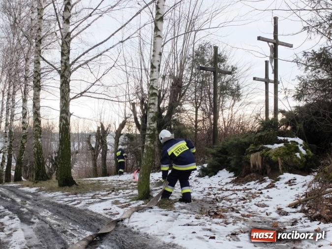 Zdjęcie w galerii na portalu naszraciborz.pl: Strażacy uratowali przed zalaniem zabytkowy drewniany kości&oacute;łek w Pietrowicach Wielkich wiadomości z regionu