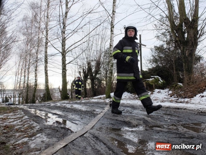 Zdjęcie w galerii na portalu naszraciborz.pl: Strażacy uratowali przed zalaniem zabytkowy drewniany kości&oacute;łek w Pietrowicach Wielkich wiadomości z regionu