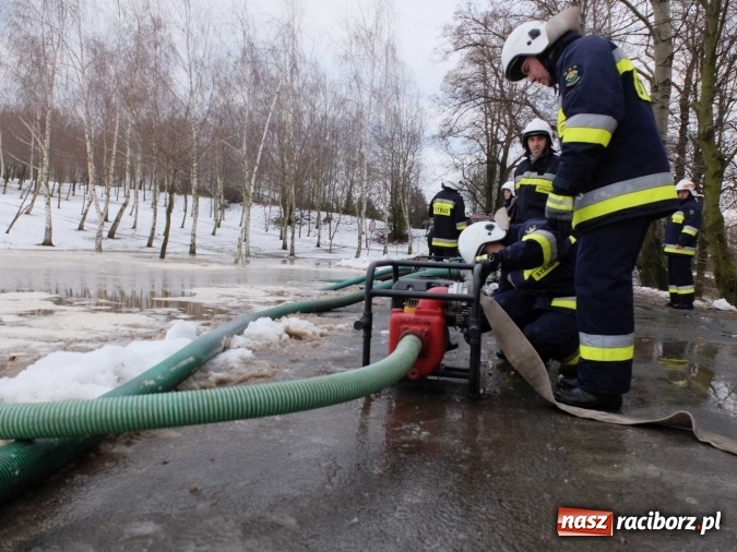 Zdjęcie w galerii na portalu naszraciborz.pl: Strażacy uratowali przed zalaniem zabytkowy drewniany kości&oacute;łek w Pietrowicach Wielkich wiadomości z regionu