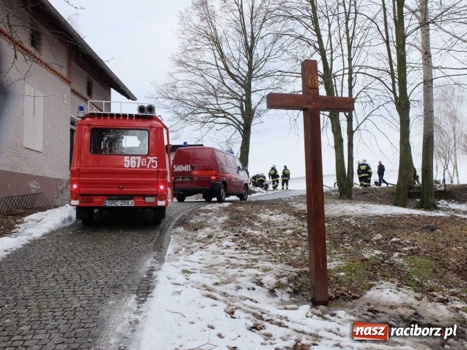 Zdjęcie w galerii na portalu naszraciborz.pl: Strażacy uratowali przed zalaniem zabytkowy drewniany kości&oacute;łek w Pietrowicach Wielkich wiadomości z regionu