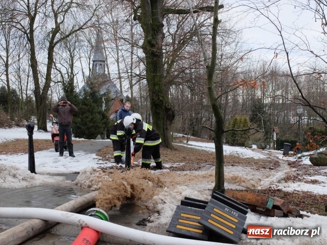 Zdjęcie w galerii na portalu naszraciborz.pl: Strażacy uratowali przed zalaniem zabytkowy drewniany kości&oacute;łek w Pietrowicach Wielkich wiadomości z regionu