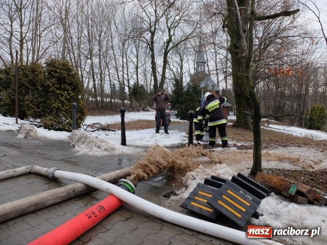 Zdjęcie w galerii na portalu naszraciborz.pl: Strażacy uratowali przed zalaniem zabytkowy drewniany kości&oacute;łek w Pietrowicach Wielkich wiadomości z regionu