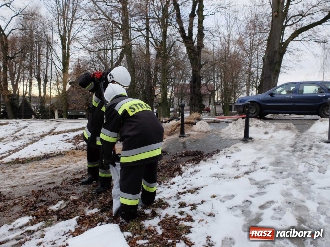Zdjęcie w galerii na portalu naszraciborz.pl: Strażacy uratowali przed zalaniem zabytkowy drewniany kości&oacute;łek w Pietrowicach Wielkich wiadomości z regionu