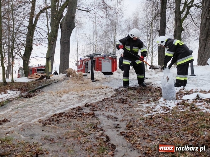 Zdjęcie w galerii na portalu naszraciborz.pl: Strażacy uratowali przed zalaniem zabytkowy drewniany kości&oacute;łek w Pietrowicach Wielkich wiadomości z regionu