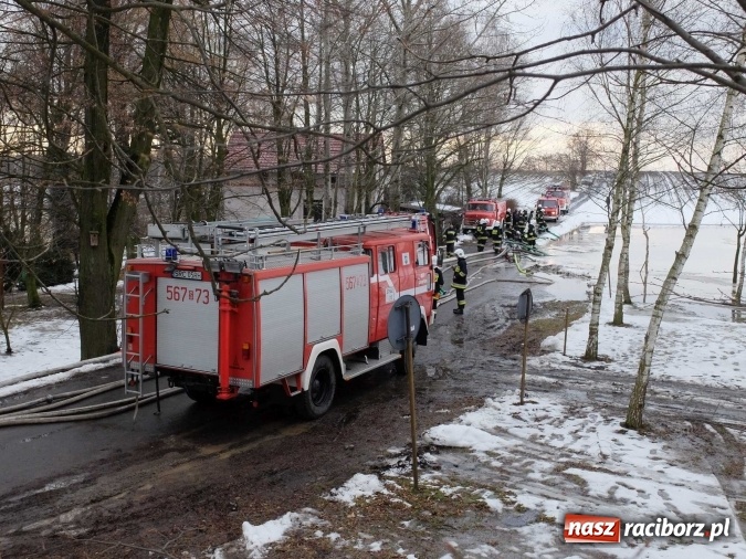 Zdjęcie w galerii na portalu naszraciborz.pl: Strażacy uratowali przed zalaniem zabytkowy drewniany kości&oacute;łek w Pietrowicach Wielkich wiadomości z regionu