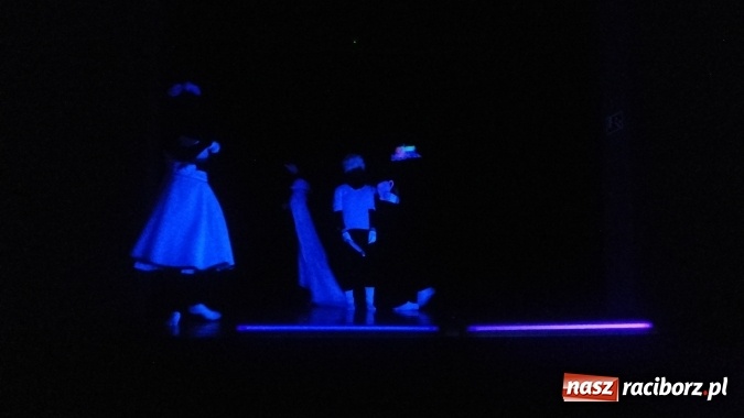 Zdjęcie w galerii na portalu naszraciborz.pl: Scena MDK. Alicja w krainie czarów  wiadomości z regionu