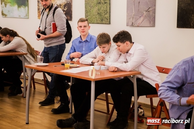 Zdjęcie w galerii na portalu naszraciborz.pl: Z Zamku Piastowskiego do siedmiu europejskich stolic - druga edycja gry edukacyjnej Czy leci z nami pilot? wiadomości z regionu