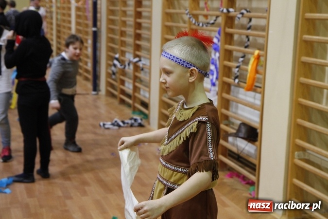 Zdjęcie w galerii na portalu naszraciborz.pl: Wróżki, królewny, rycerze, piraci i inne postaci na balu karnawałowym w ZSOMS wiadomości z regionu