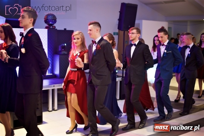 Zdjęcie w galerii na portalu naszraciborz.pl: Tak to było w Zakrzowie, czyli wspomnienie studniówki maturzystów II LO wiadomości z regionu