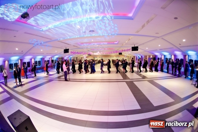 Zdjęcie w galerii na portalu naszraciborz.pl: Tak to było w Zakrzowie, czyli wspomnienie studniówki maturzystów II LO wiadomości z regionu