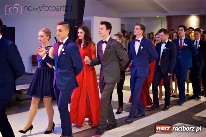 Zdjęcie w galerii na portalu naszraciborz.pl: Tak to było w Zakrzowie, czyli wspomnienie studniówki maturzystów II LO wiadomości z regionu