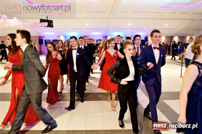 Zdjęcie w galerii na portalu naszraciborz.pl: Tak to było w Zakrzowie, czyli wspomnienie studniówki maturzystów II LO wiadomości z regionu