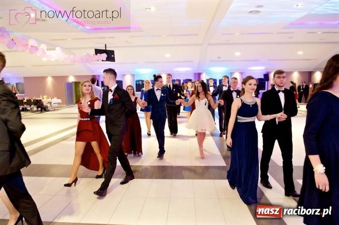 Zdjęcie w galerii na portalu naszraciborz.pl: Tak to było w Zakrzowie, czyli wspomnienie studniówki maturzystów II LO wiadomości z regionu