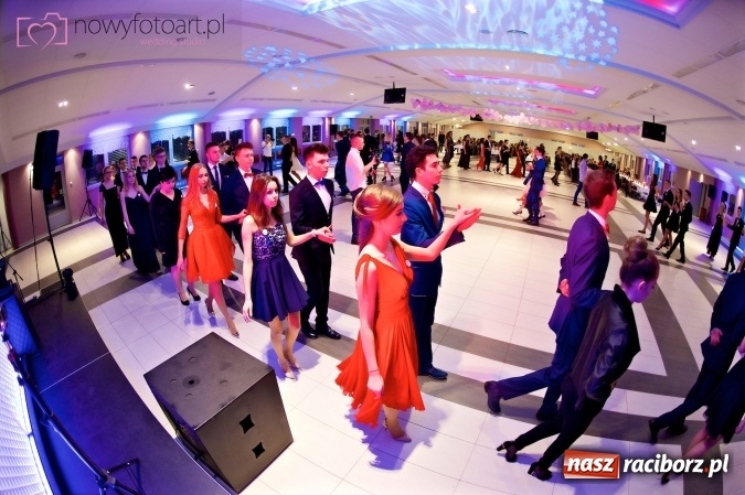 Zdjęcie w galerii na portalu naszraciborz.pl: Tak to było w Zakrzowie, czyli wspomnienie studniówki maturzystów II LO wiadomości z regionu