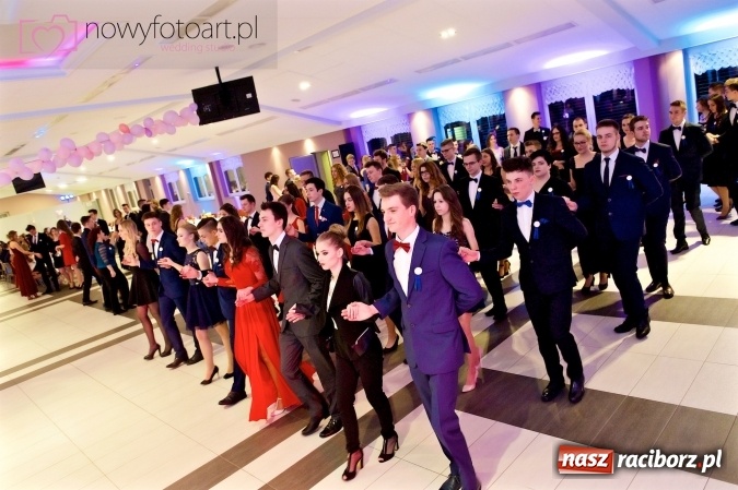 Zdjęcie w galerii na portalu naszraciborz.pl: Tak to było w Zakrzowie, czyli wspomnienie studniówki maturzystów II LO wiadomości z regionu