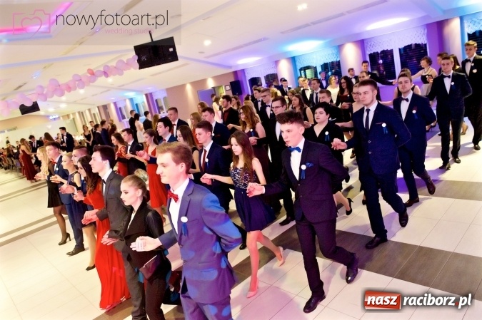 Zdjęcie w galerii na portalu naszraciborz.pl: Tak to było w Zakrzowie, czyli wspomnienie studniówki maturzystów II LO wiadomości z regionu