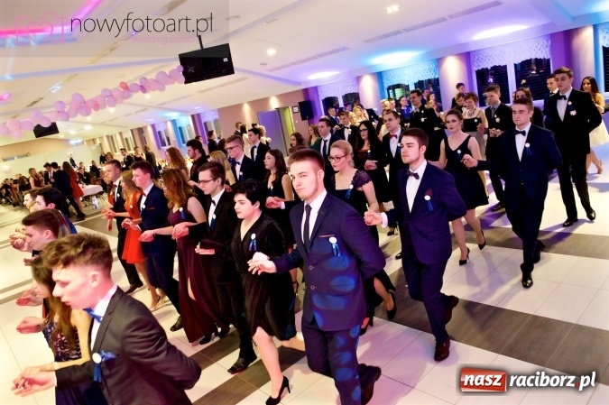 Zdjęcie w galerii na portalu naszraciborz.pl: Tak to było w Zakrzowie, czyli wspomnienie studniówki maturzystów II LO wiadomości z regionu