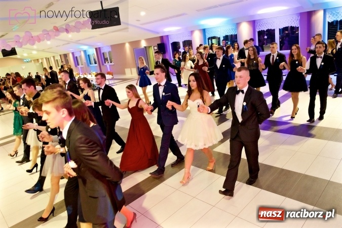 Zdjęcie w galerii na portalu naszraciborz.pl: Tak to było w Zakrzowie, czyli wspomnienie studniówki maturzystów II LO wiadomości z regionu