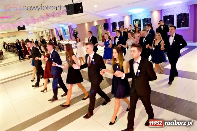 Zdjęcie w galerii na portalu naszraciborz.pl: Tak to było w Zakrzowie, czyli wspomnienie studniówki maturzystów II LO wiadomości z regionu