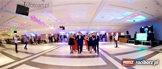 Zdjęcie w galerii na portalu naszraciborz.pl: Tak to było w Zakrzowie, czyli wspomnienie studniówki maturzystów II LO wiadomości z regionu