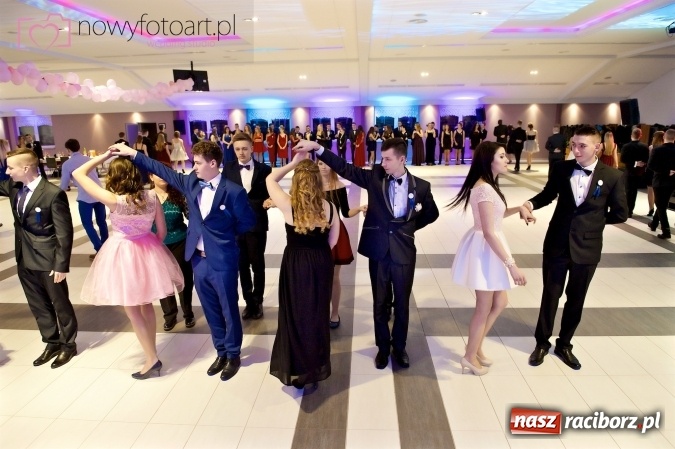 Zdjęcie w galerii na portalu naszraciborz.pl: Tak to było w Zakrzowie, czyli wspomnienie studniówki maturzystów II LO wiadomości z regionu