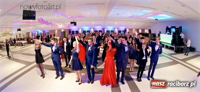 Zdjęcie w galerii na portalu naszraciborz.pl: Tak to było w Zakrzowie, czyli wspomnienie studniówki maturzystów II LO wiadomości z regionu