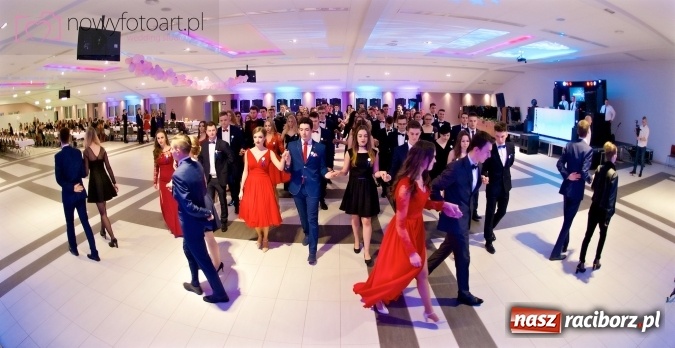 Zdjęcie w galerii na portalu naszraciborz.pl: Tak to było w Zakrzowie, czyli wspomnienie studniówki maturzystów II LO wiadomości z regionu