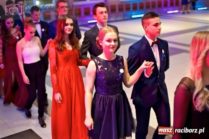 Zdjęcie w galerii na portalu naszraciborz.pl: Tak to było w Zakrzowie, czyli wspomnienie studniówki maturzystów II LO wiadomości z regionu