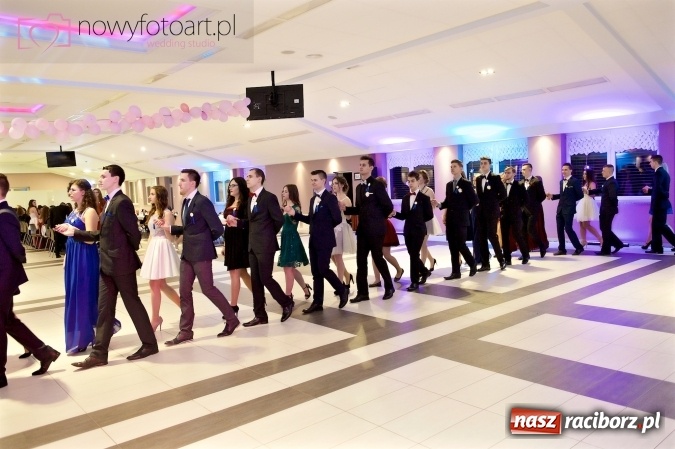 Zdjęcie w galerii na portalu naszraciborz.pl: Tak to było w Zakrzowie, czyli wspomnienie studniówki maturzystów II LO wiadomości z regionu