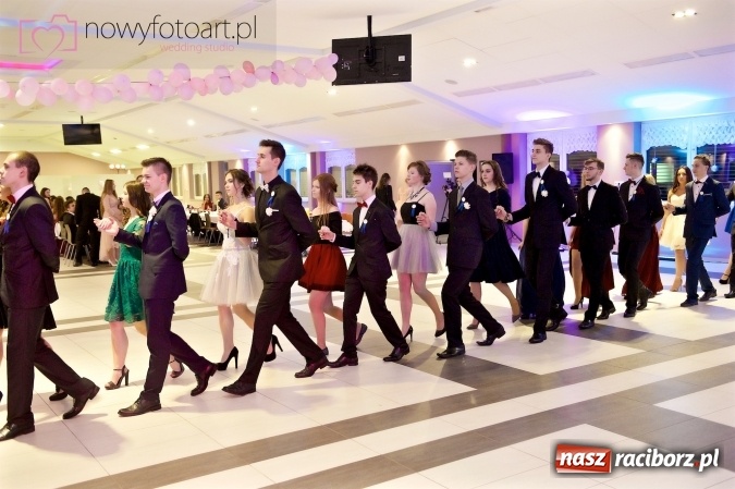 Zdjęcie w galerii na portalu naszraciborz.pl: Tak to było w Zakrzowie, czyli wspomnienie studniówki maturzystów II LO wiadomości z regionu