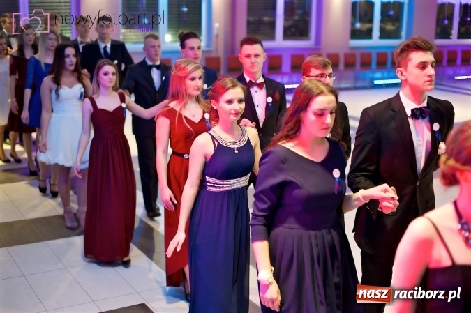 Zdjęcie w galerii na portalu naszraciborz.pl: Tak to było w Zakrzowie, czyli wspomnienie studniówki maturzystów II LO wiadomości z regionu