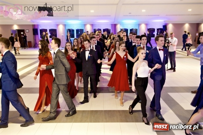 Zdjęcie w galerii na portalu naszraciborz.pl: Tak to było w Zakrzowie, czyli wspomnienie studniówki maturzystów II LO wiadomości z regionu