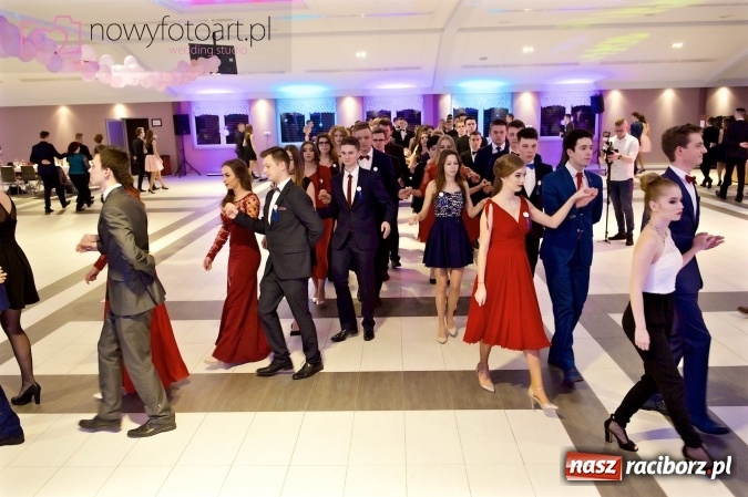 Zdjęcie w galerii na portalu naszraciborz.pl: Tak to było w Zakrzowie, czyli wspomnienie studniówki maturzystów II LO wiadomości z regionu