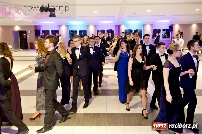 Zdjęcie w galerii na portalu naszraciborz.pl: Tak to było w Zakrzowie, czyli wspomnienie studniówki maturzystów II LO wiadomości z regionu