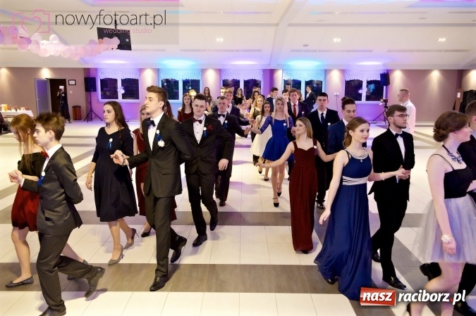 Zdjęcie w galerii na portalu naszraciborz.pl: Tak to było w Zakrzowie, czyli wspomnienie studniówki maturzystów II LO wiadomości z regionu