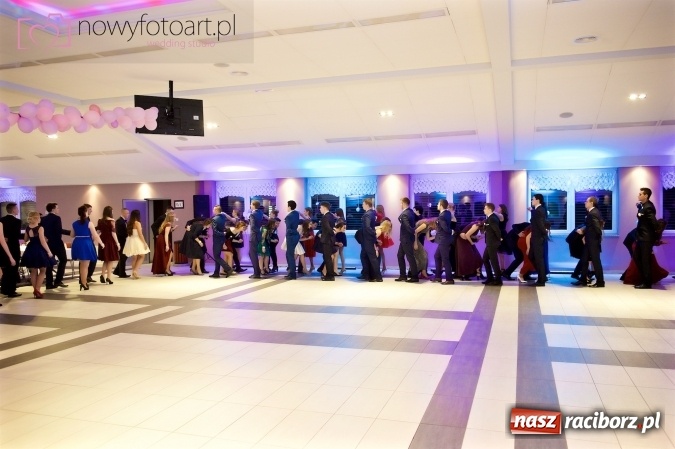 Zdjęcie w galerii na portalu naszraciborz.pl: Tak to było w Zakrzowie, czyli wspomnienie studniówki maturzystów II LO wiadomości z regionu