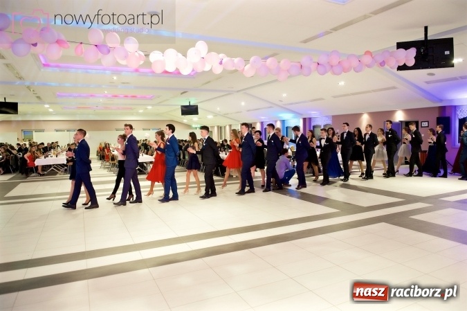 Zdjęcie w galerii na portalu naszraciborz.pl: Tak to było w Zakrzowie, czyli wspomnienie studniówki maturzystów II LO wiadomości z regionu