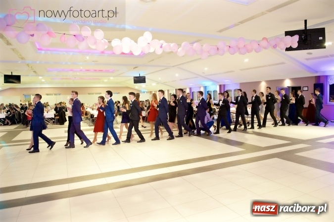 Zdjęcie w galerii na portalu naszraciborz.pl: Tak to było w Zakrzowie, czyli wspomnienie studniówki maturzystów II LO wiadomości z regionu