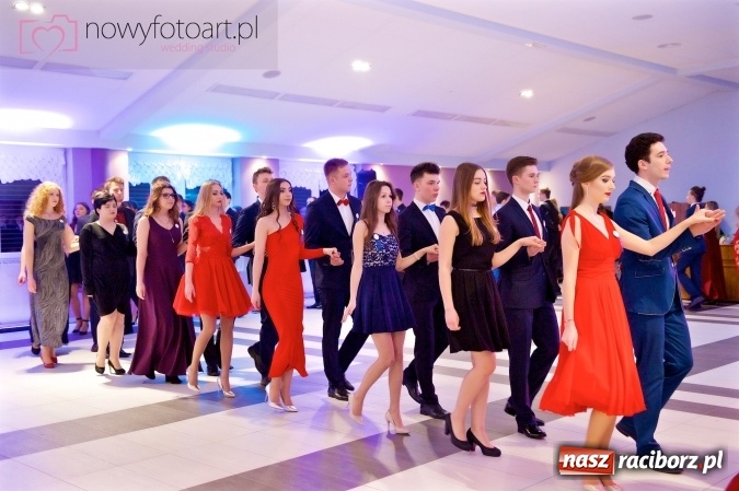 Zdjęcie w galerii na portalu naszraciborz.pl: Tak to było w Zakrzowie, czyli wspomnienie studniówki maturzystów II LO wiadomości z regionu