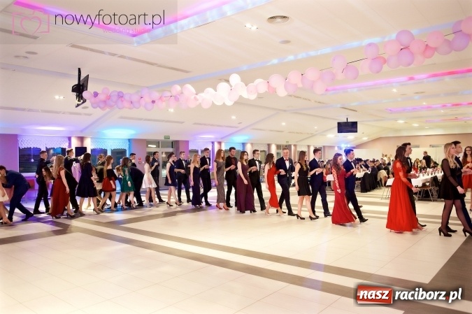 Zdjęcie w galerii na portalu naszraciborz.pl: Tak to było w Zakrzowie, czyli wspomnienie studniówki maturzystów II LO wiadomości z regionu